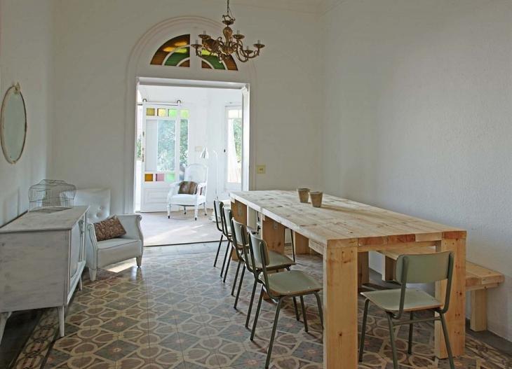 Modernistiske hus med have, pool og terrasse til arrangement ...