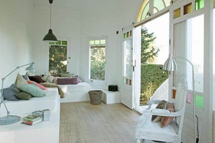 Modernistiske hus med have, pool og terrasse til arrangement ...