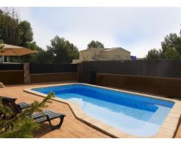 Casa vacacional con 2 habitaciones y picina cerca de Cunit