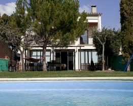 Encantadora casa con 4 habitaciones y piscina en Berga