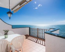 Apartamento con vistas al mar y piscina en Sitges