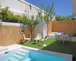 Hus med trädgård och pool i Barcelona