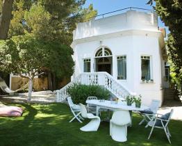 Modernist house for rent with garden, terrace and private pool
