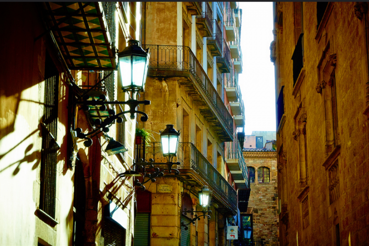 Enjoy summer walks throught the picturesque historical streets of Ciutat Vella, you will be located just step away.