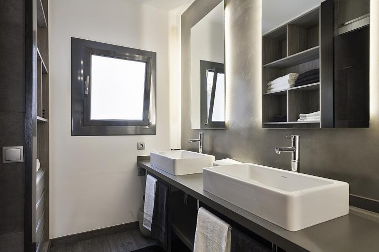 Stylish bathroom with 2 washbasins and plenty of space
