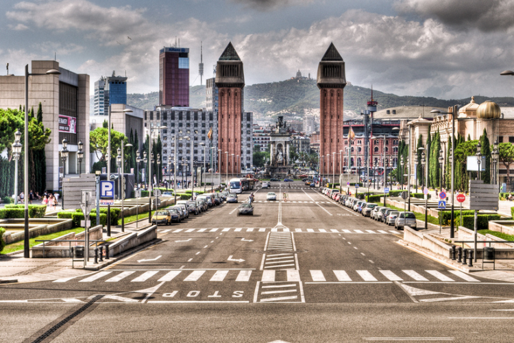 Plaza Espanya and the Magic Fountain of Montjuic are also very close.