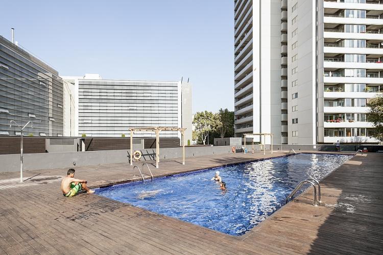 The pool is just next to the beautiful Park of Diagonal Mar.