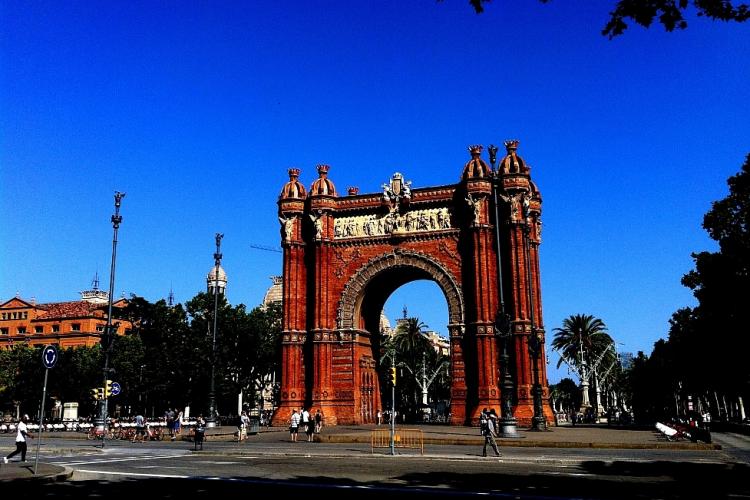 Arc de Triomf is 10 minutes away from the apartment.