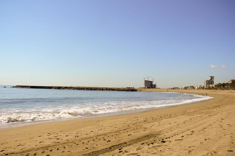 The beach is easily accessible to walk, by Bus or by Metro.