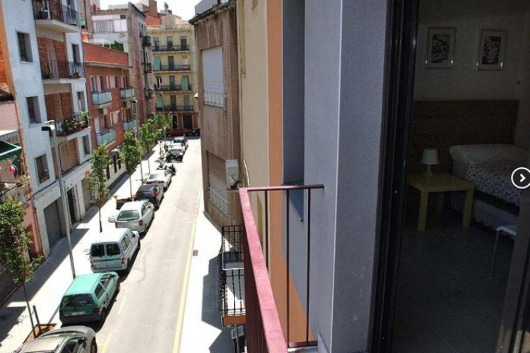 The apartment has a balcony to enjoy the mediterranean climate