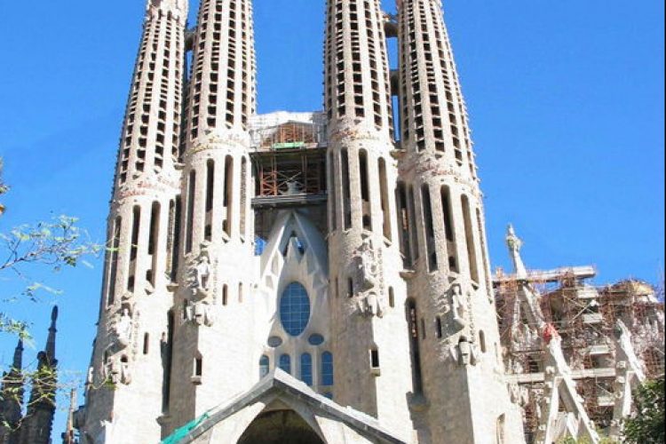 Georgeous Sagrada Familia is nearby this lovely apartment for groups