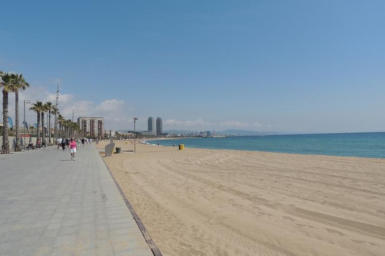 The beach is few minutes from the flat  by Bus or by Metro.