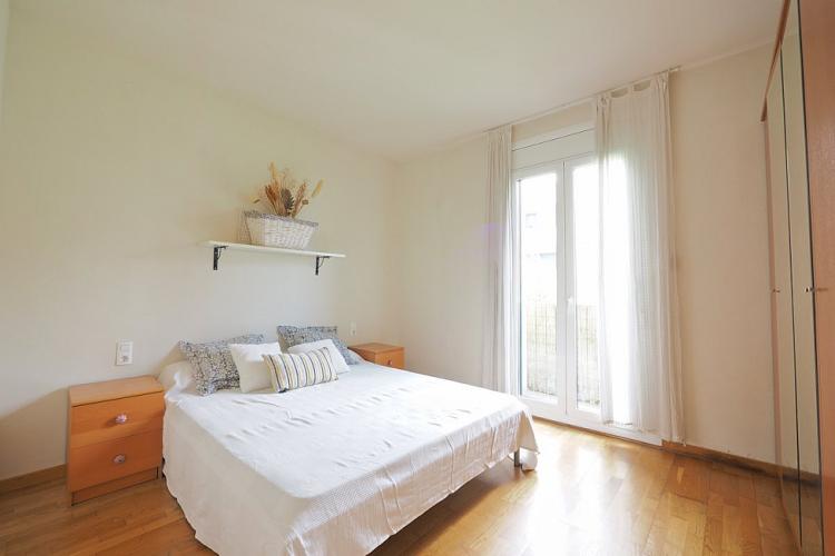 Other view to the big and bright bedroom