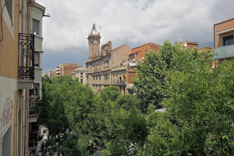 You can also reach the city center in minutes, taking the metro line L1, or simply enjoying the light walk to the Plaza Catalunya