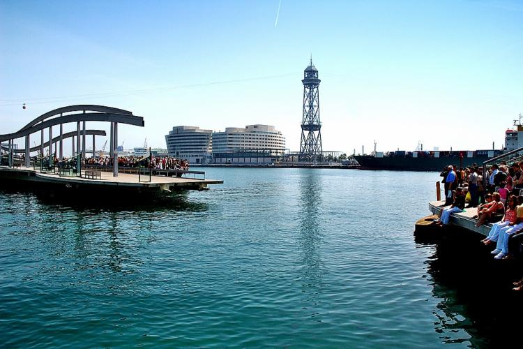 Barcelona´s port and beach are just a few metro stops or a 15 minute walk away.