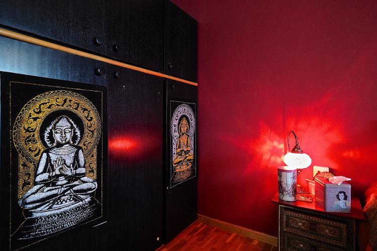 The bedroom is designed with a oriental zen feeling.