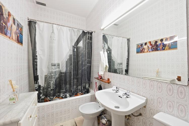 The apartment comes with another bathroom with a tub, perfect for bubble baths.