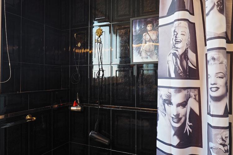 Black and white Marilyn Monroe shower curtains give a vintage vibe to the bathroom.