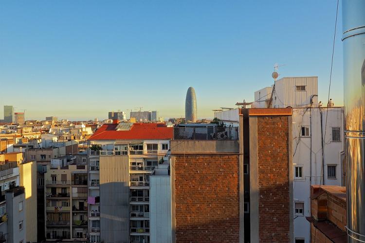 The Torre Agbar can be seen in the distance.