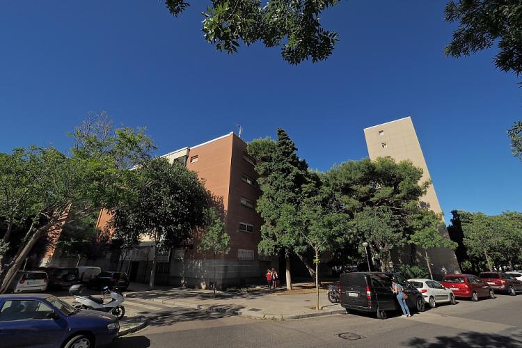The apartment is located in a sunny building in Sant Martí.