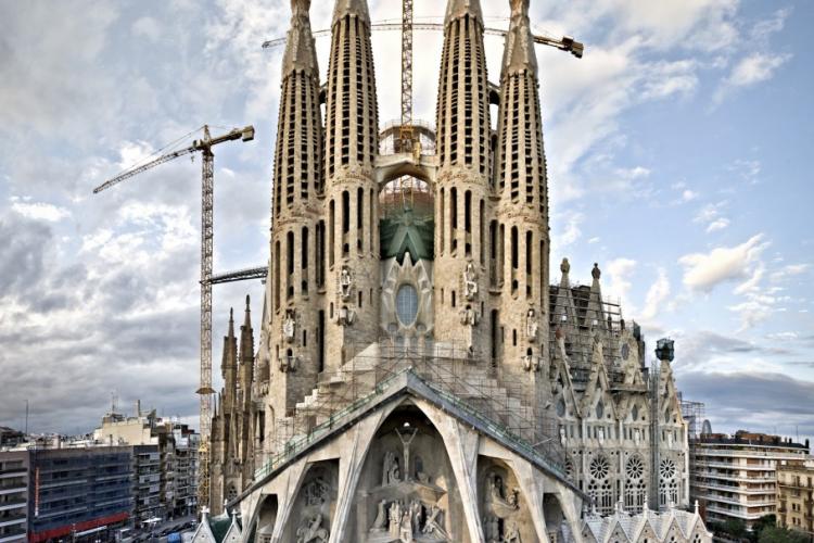 The famous Sagrada Familia of Gaudí is also just minutes away.