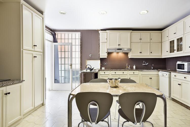 Sophisticated apartment located in the exclusive Sarria-Sant Gervasi district.