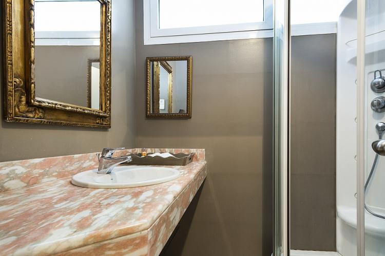 In the bathroom, as in the rest of the straight, you will find high quality materials. We love this mirror with brass frames.