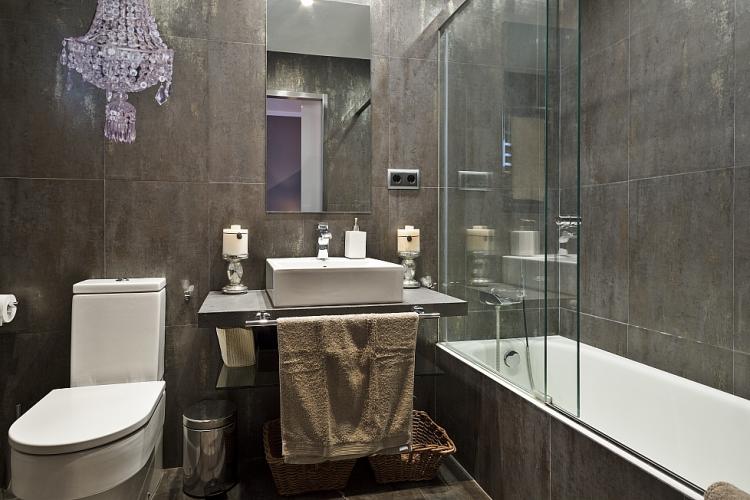 The "fashionista" bedroom also has access to its a private en suite bathroom with a bathtub.