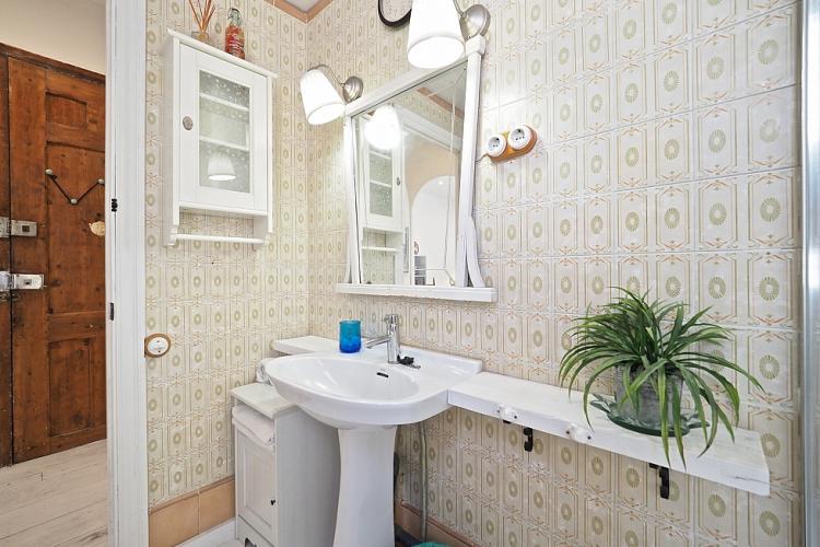 Charming interior designed bathroom