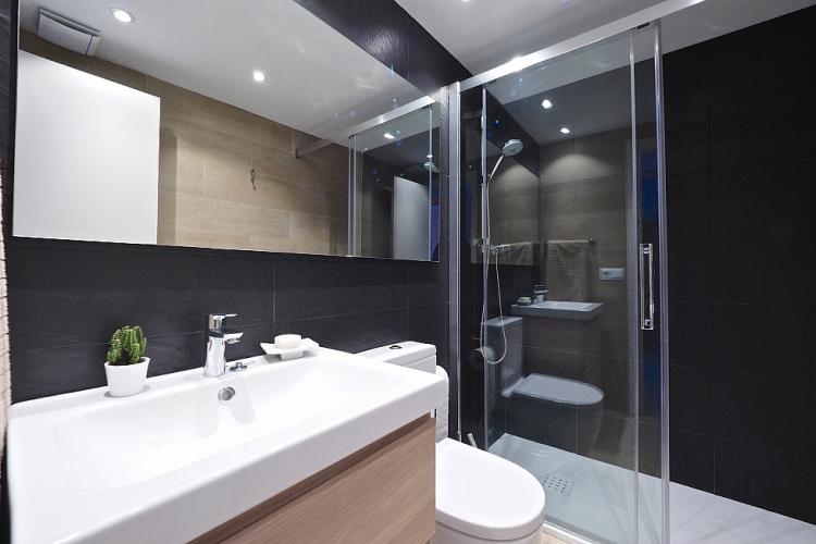 Elegant bathroom with high quality finishes.
