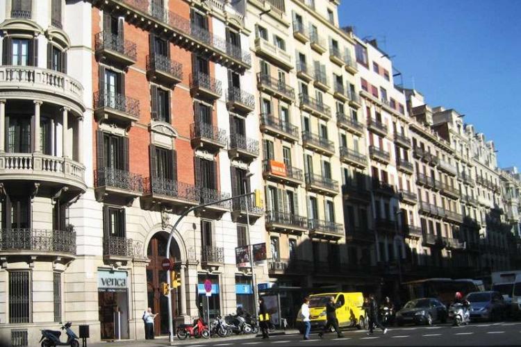 The apartment is located very centrally between Plaça Catalunya and Plaça Universitat.
