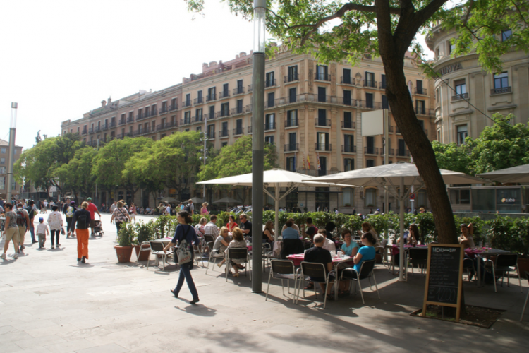 Around the apartment there are many options to find a restaurant terrace and enjoy the Barcelona sun.
