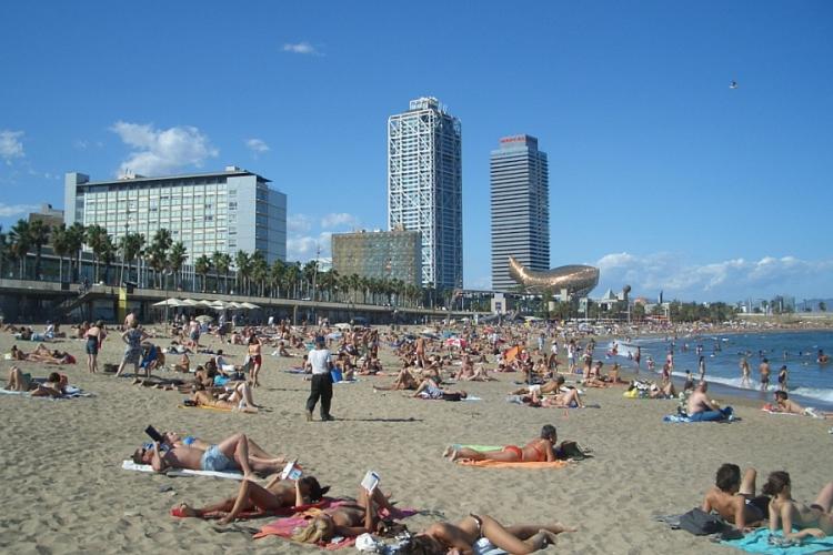 The beach is easily accessible by Bus or by Metro.
