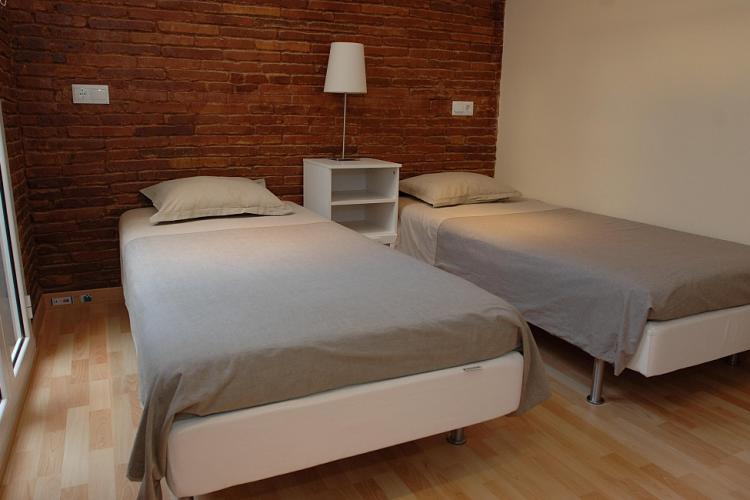 Spacious double room with single beds