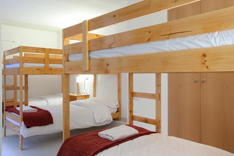 A room with 3 bunk beds, ideal for 6 guests