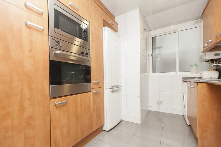 Fully equipped kitchen with oven
